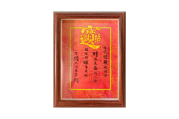 How do the design trends of picture frames reflect the changes in modern aesthetics and lifestyles?